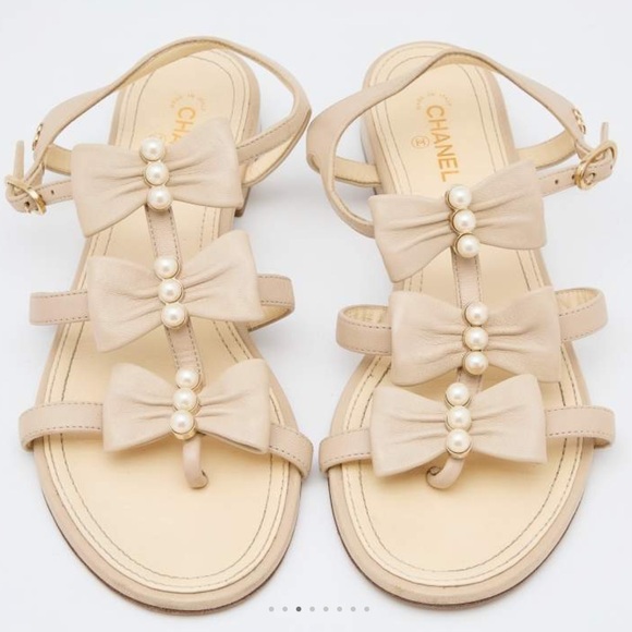 CHANEL Beige Leather Bow CC Logo Sandals Size 37 - Picture 1 of 10